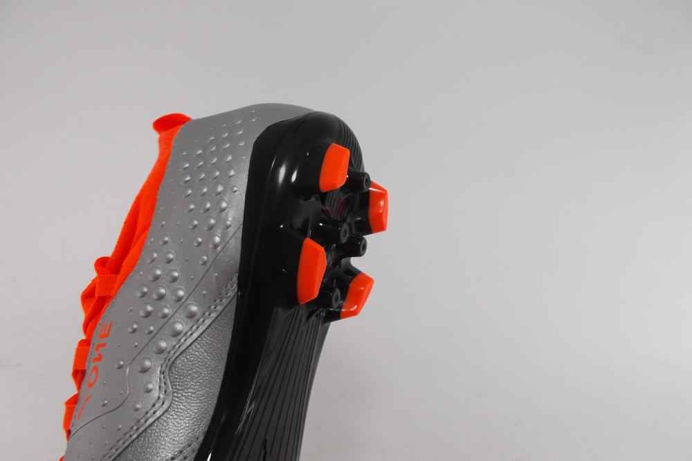 Puma scarpa da calcio in pelle con calzino da uomo One 3 AG 104762 01 argento arancio nero